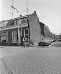 858967 Gezicht op het hoekhuis Bekkerstraat 47 te Utrecht, met rechts de Bouwstraat.